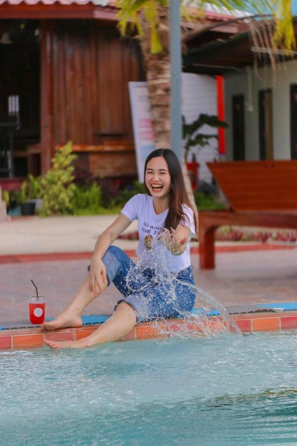 Srihome ยายศรีโฮมแอนแคมป์ปิ้ง * Ban Don Tum